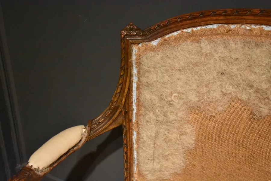 Petit canapé de style Louis XVI