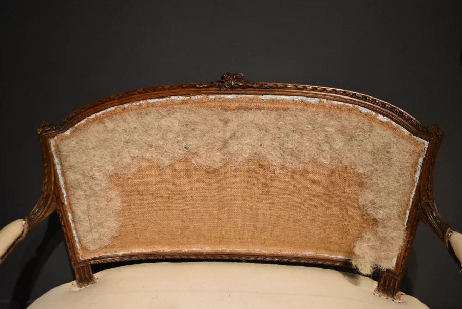 Petit canapé de style Louis XVI