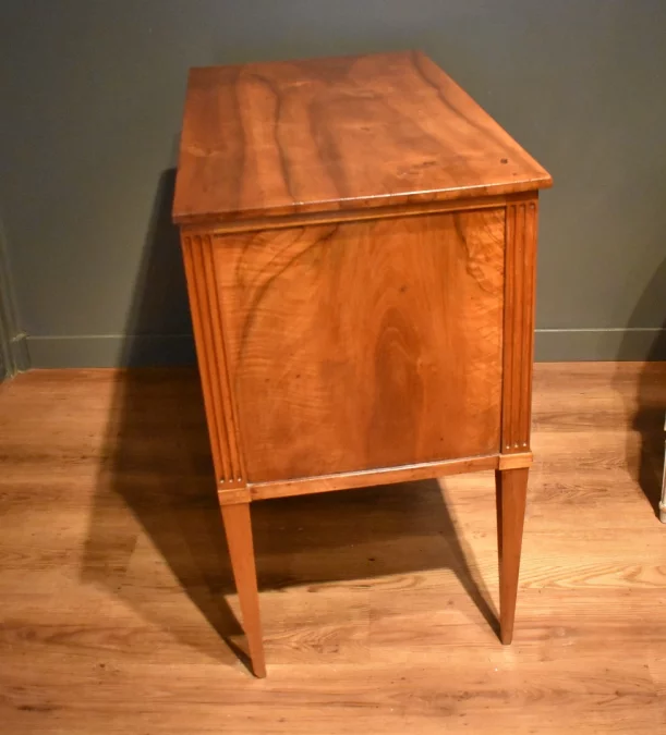 Commode sauteuse en noyer