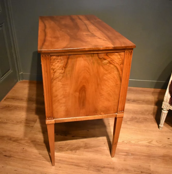Commode sauteuse en noyer