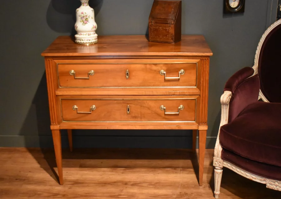 Commode sauteuse en noyer