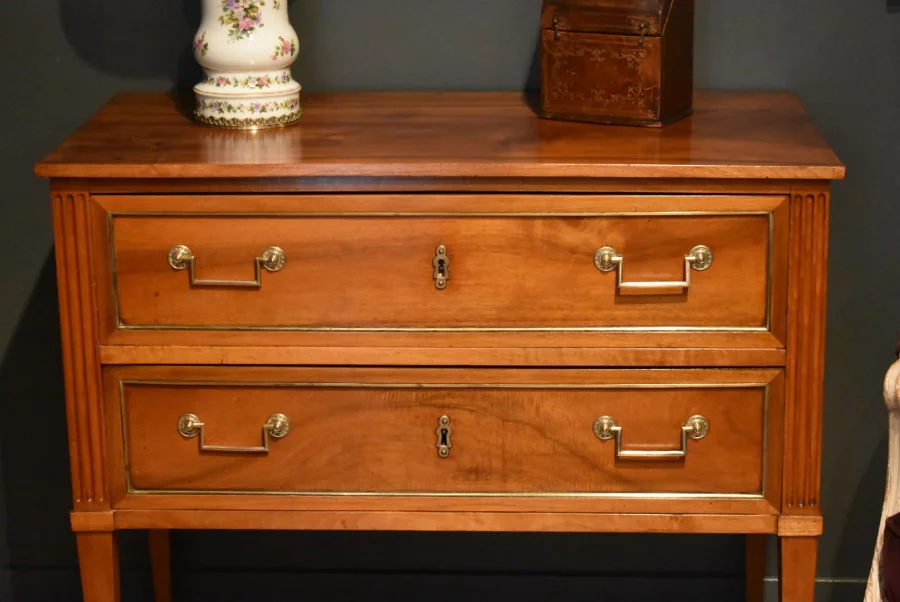 Commode sauteuse en noyer