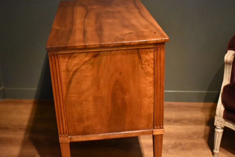 Commode sauteuse en noyer