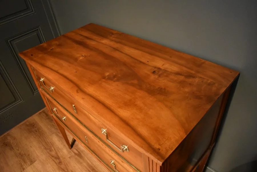 Commode sauteuse en noyer