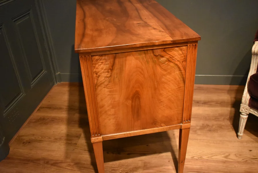 Commode sauteuse en noyer