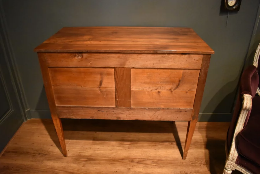 Commode sauteuse en noyer