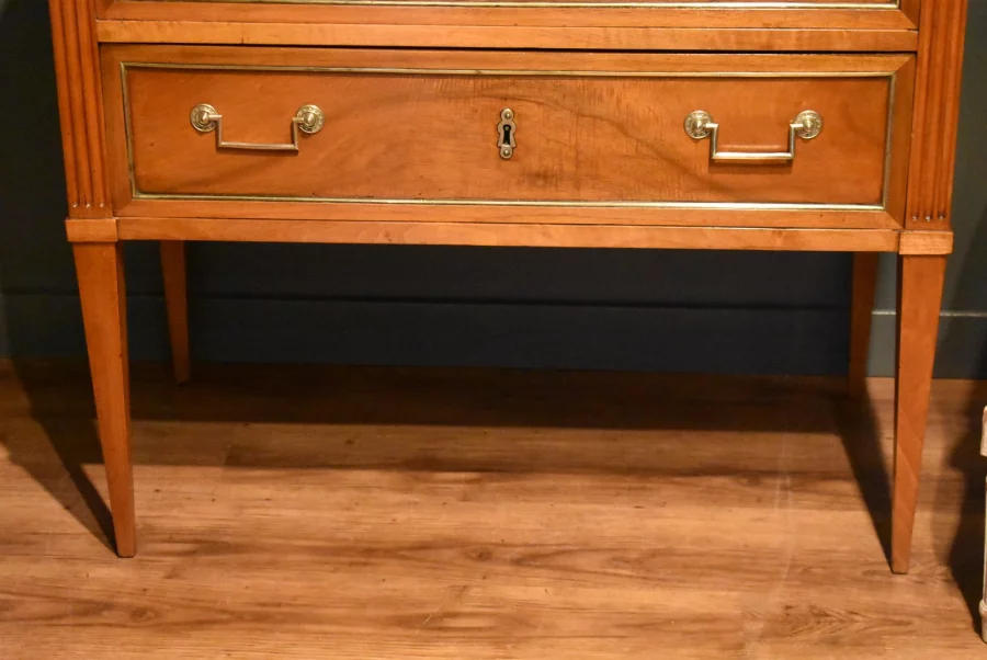 Commode sauteuse en noyer