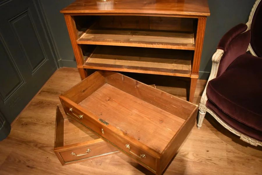 Commode sauteuse en noyer