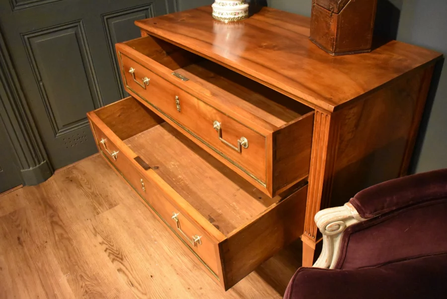 Commode sauteuse en noyer