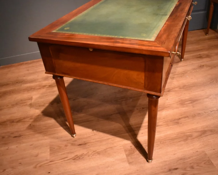 Bureau plat de style Louis XVI