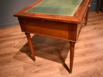 Bureau plat de style Louis XVI