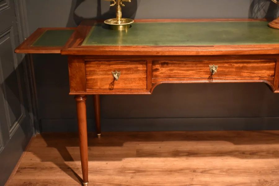 Bureau plat de style Louis XVI