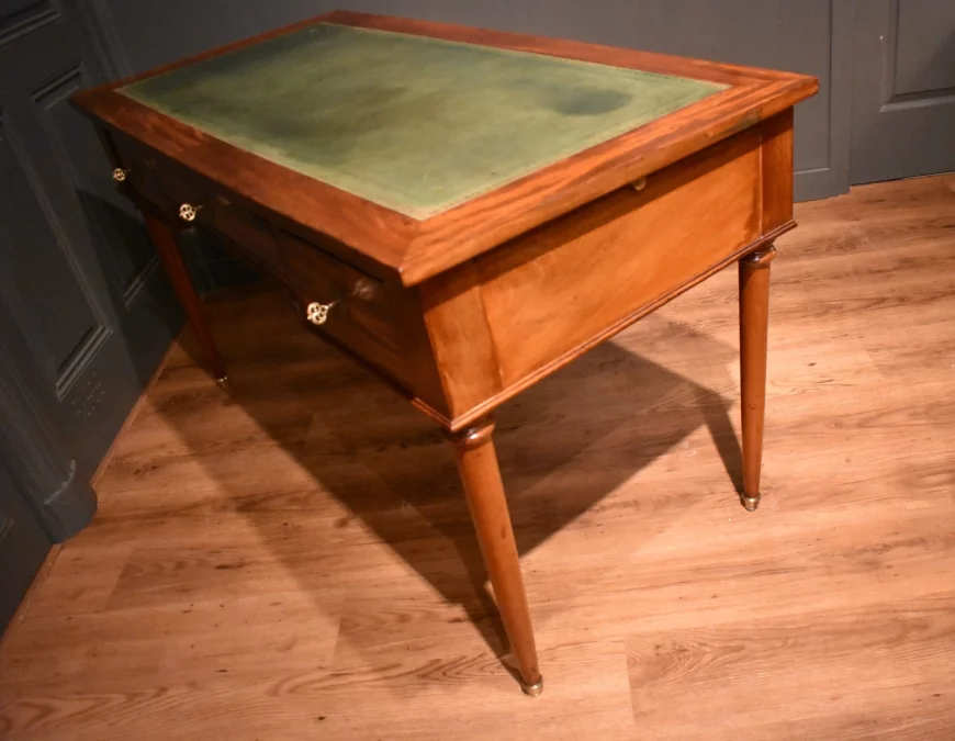 Bureau plat de style Louis XVI