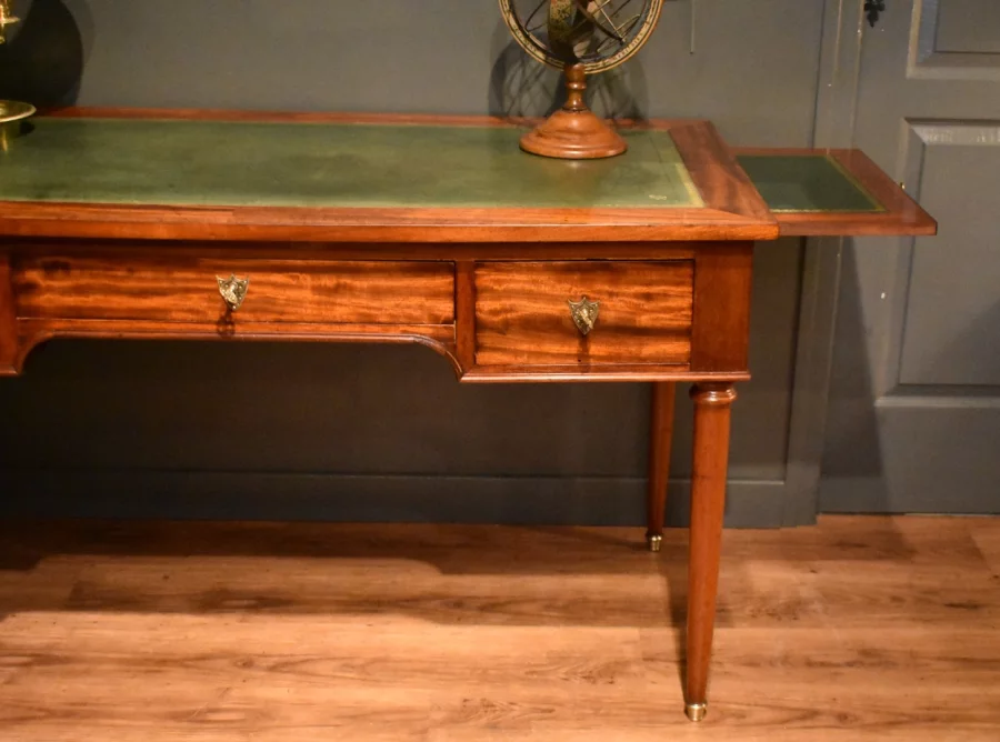 Bureau plat de style Louis XVI