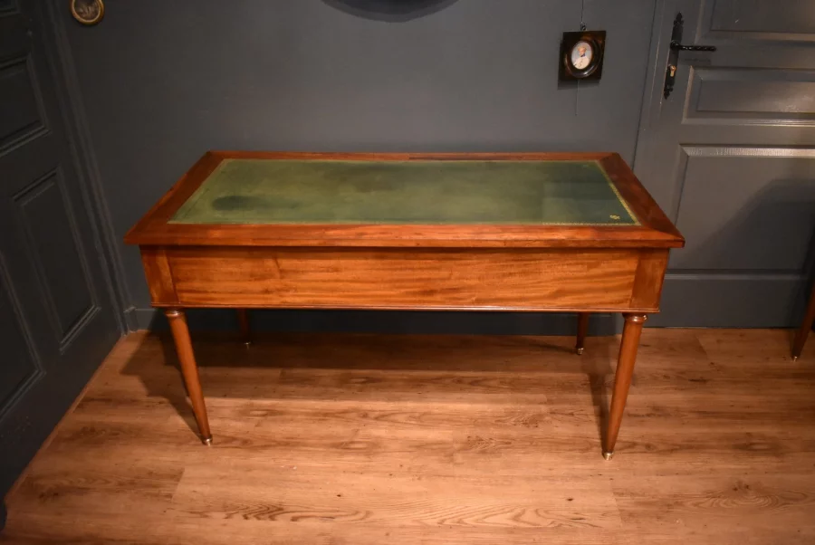 Bureau plat de style Louis XVI