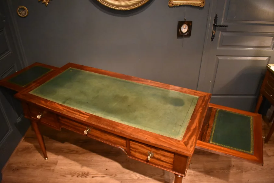 Bureau plat de style Louis XVI