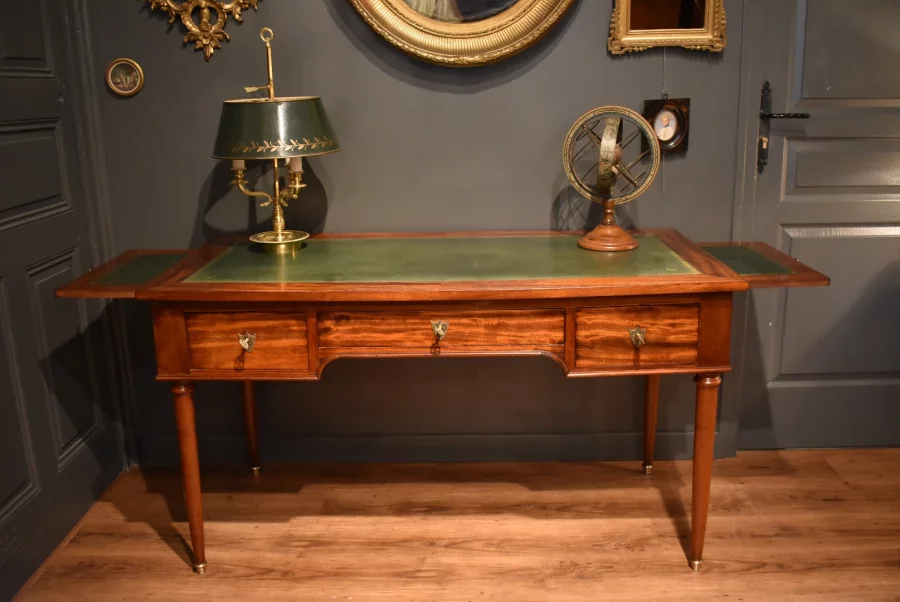 Bureau plat de style Louis XVI