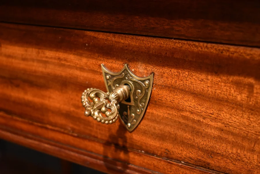 Bureau plat de style Louis XVI