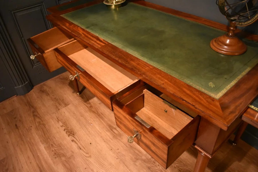 Bureau plat de style Louis XVI