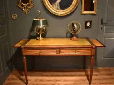 Bureau plat de style Louis XVI