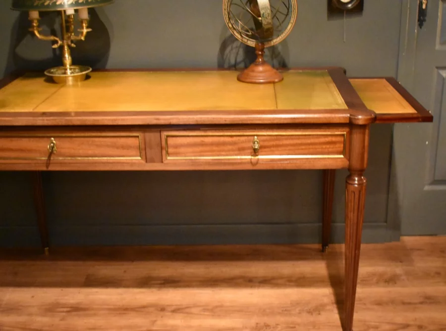 Bureau plat de style Louis XVI