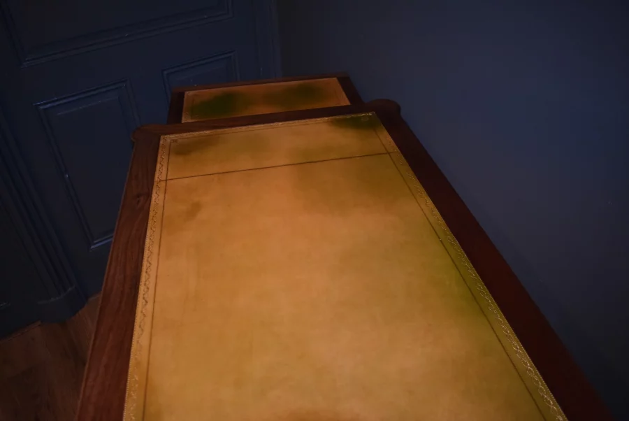 Bureau plat de style Louis XVI