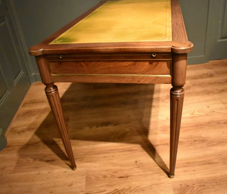 Bureau plat de style Louis XVI