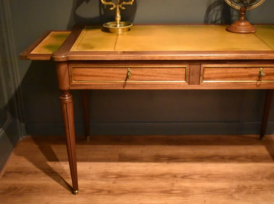 Bureau plat de style Louis XVI