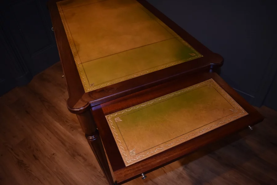 Bureau plat de style Louis XVI