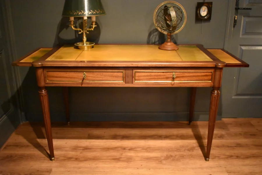 Bureau plat de style Louis XVI