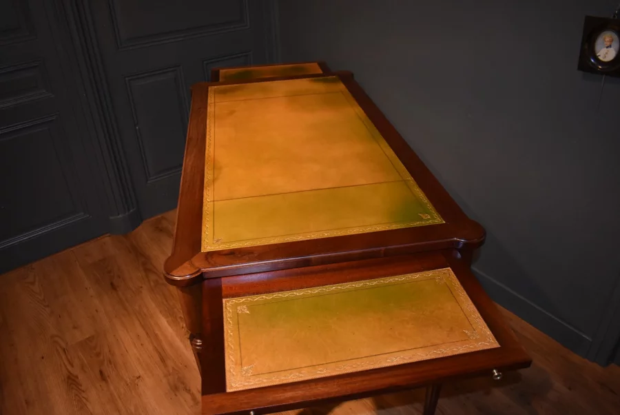 Bureau plat de style Louis XVI