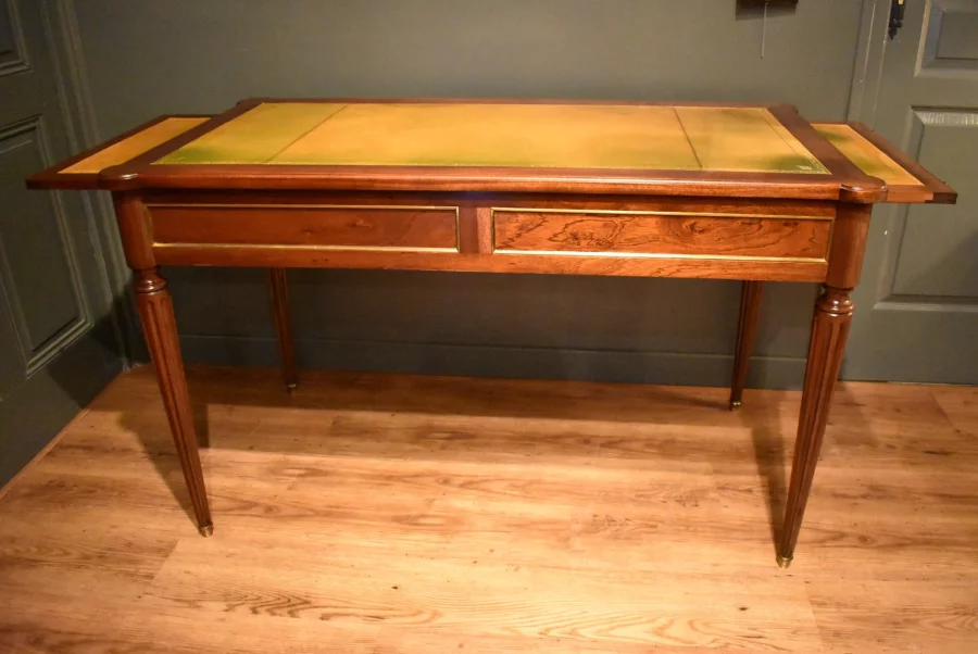 Bureau plat de style Louis XVI