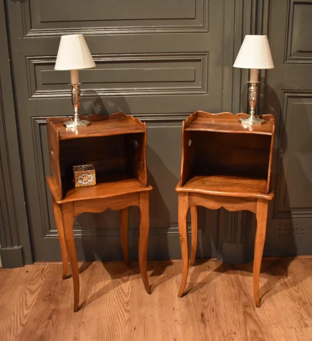 Paire de petits chevets en noyer