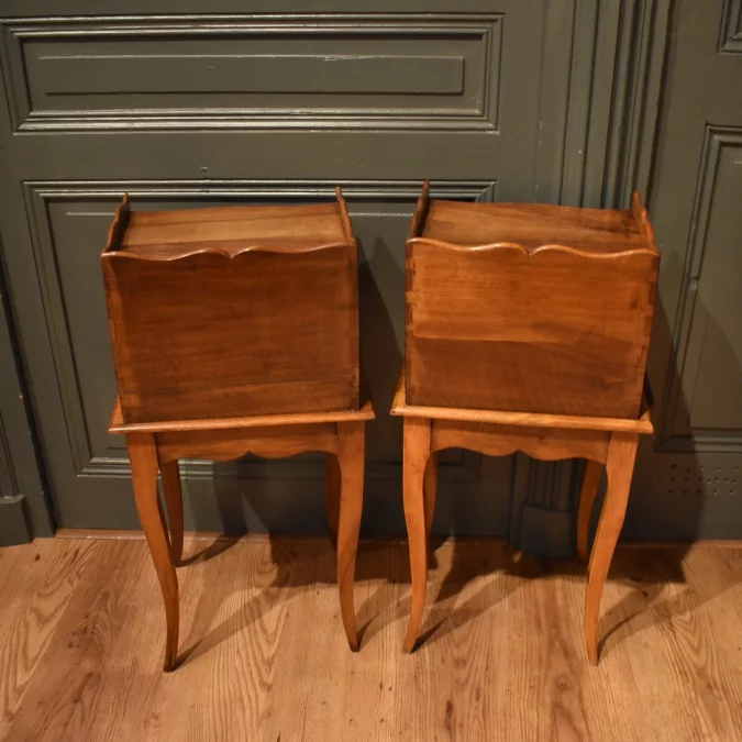 Paire de petits chevets en noyer