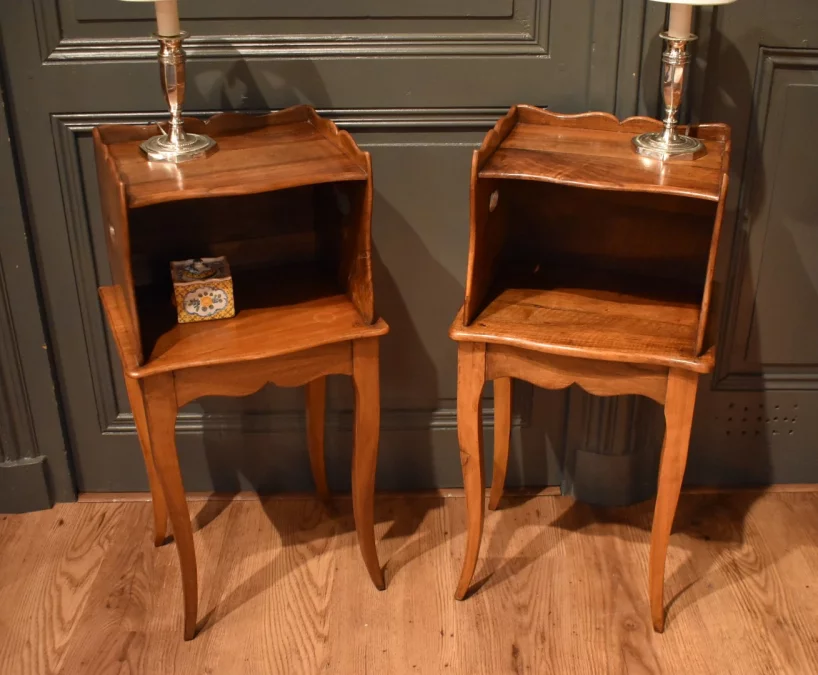 Paire de petits chevets en noyer