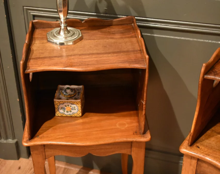 Paire de petits chevets en noyer