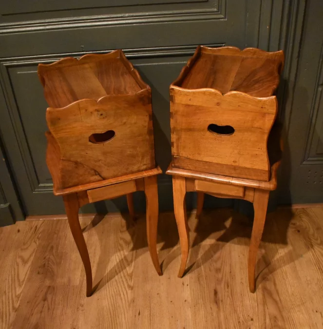 Paire de petits chevets en noyer