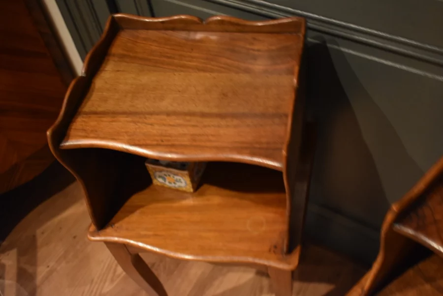 Paire de petits chevets en noyer