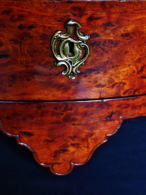 Commode bordelaise en acajou massif, XVIIIe siècle