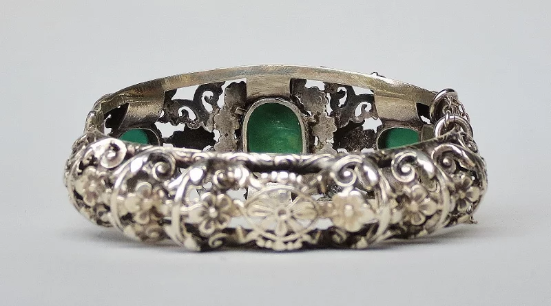 Bracelet en argent massif XIXe siècle.