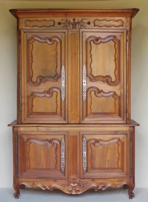 Buffet deux corps en noyer, XVIIIe siècle.