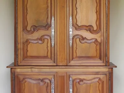 Buffet deux corps en noyer, XVIIIe siècle.