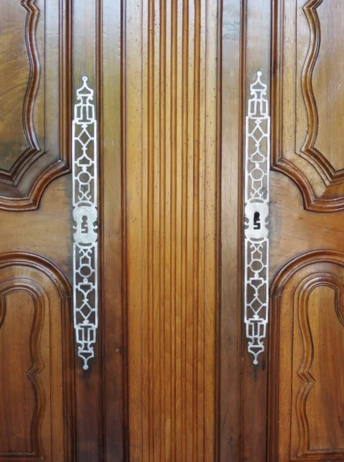 Buffet deux corps en noyer, XVIIIe siècle.