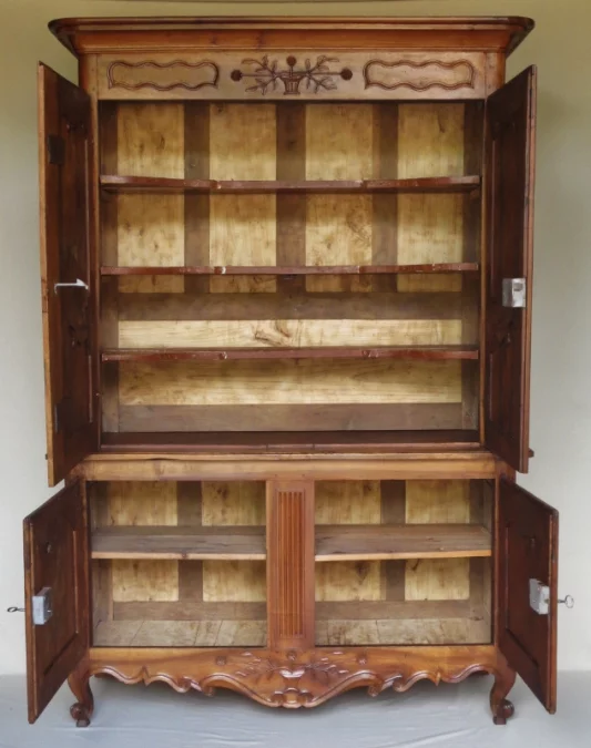 Buffet deux corps en noyer, XVIIIe siècle.