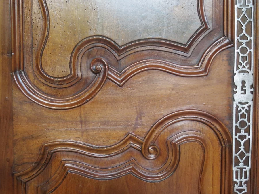 Buffet deux corps en noyer, XVIIIe siècle.