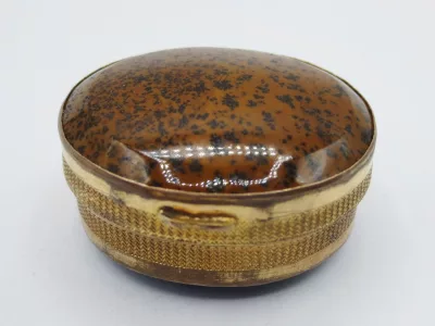 Boite en pierres dures.