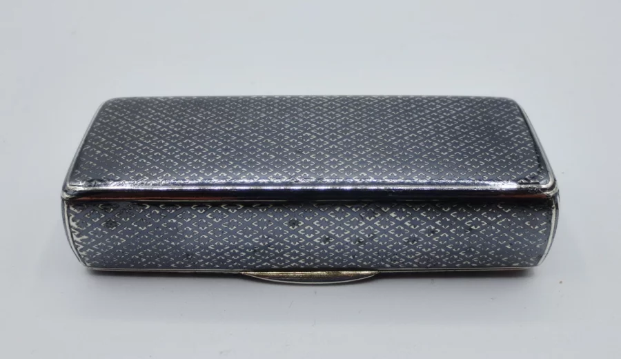 Tabatière en argent niellé, époque Charles X.
