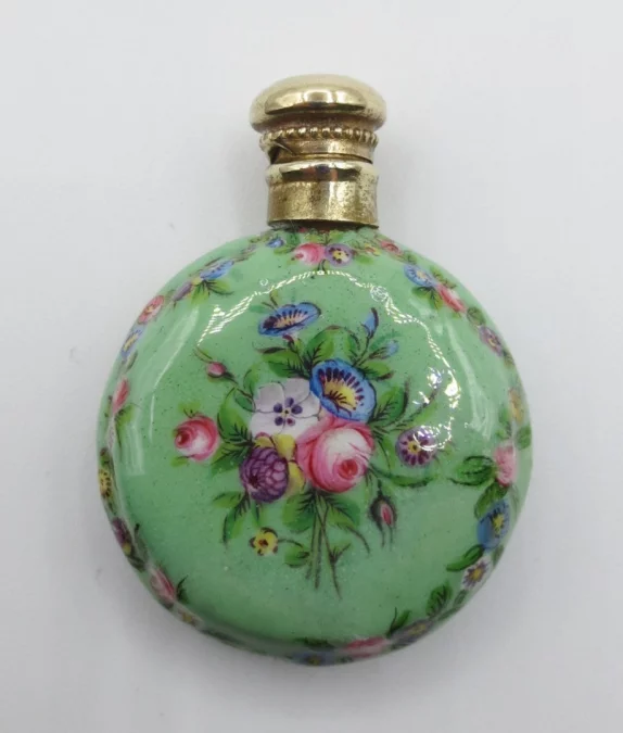 Flacon à sel émaillé, époque Restauration.