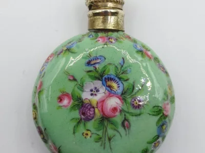 Flacon à sel émaillé, époque Restauration.