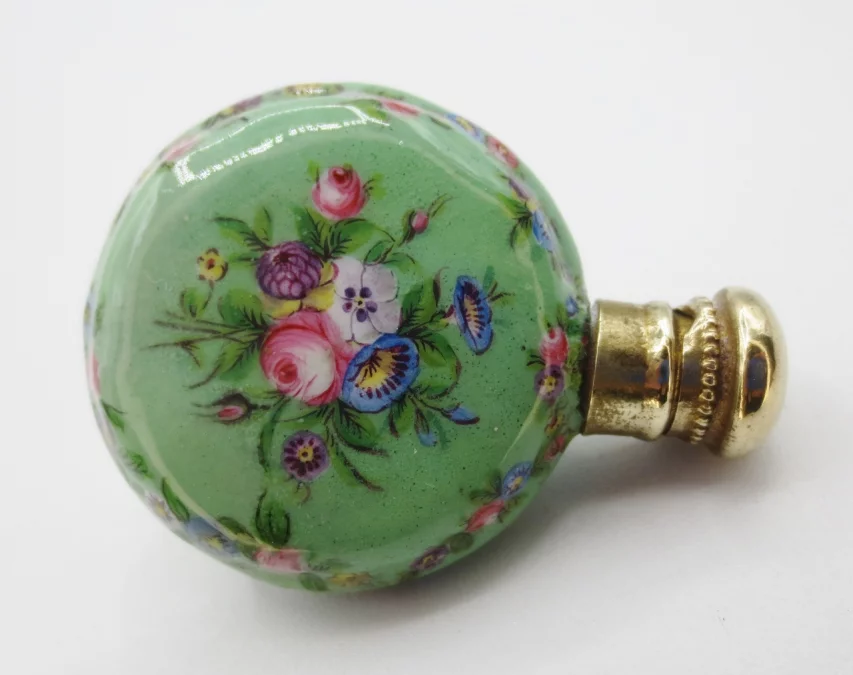 Flacon à sel émaillé, époque Restauration.